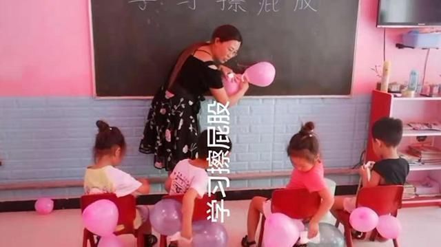 幼儿园老师用“2个气球”,教会孩子怎么擦屁屁,网友学到了