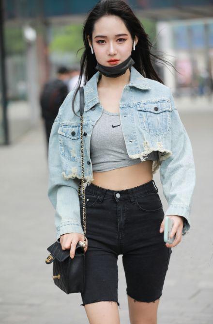 搭配|短款牛仔夹克搭配黑色五分裤, 青春靓丽, 酷飒有型