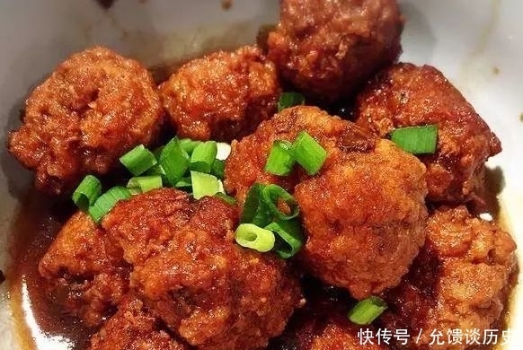 饭店里面|红烧狮子头的家常做法,简单“3步”,色泽金黄,吃起来肥而不腻