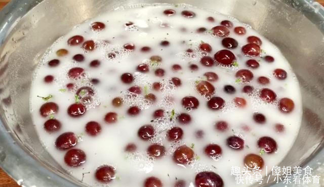 洗葡萄时，用盐还是用面粉？果农：都不对，如此洗吃着才放心