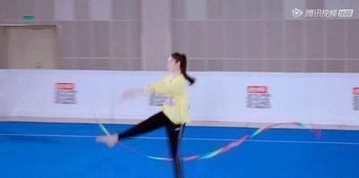 张艺凡再现空中一字马，表演后身体僵硬被两人搀扶，敬业态度让人心疼