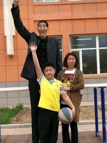 第一男|中国第一男巨人鲍喜顺:12年前不听医生建议生下儿子,如今怎样了