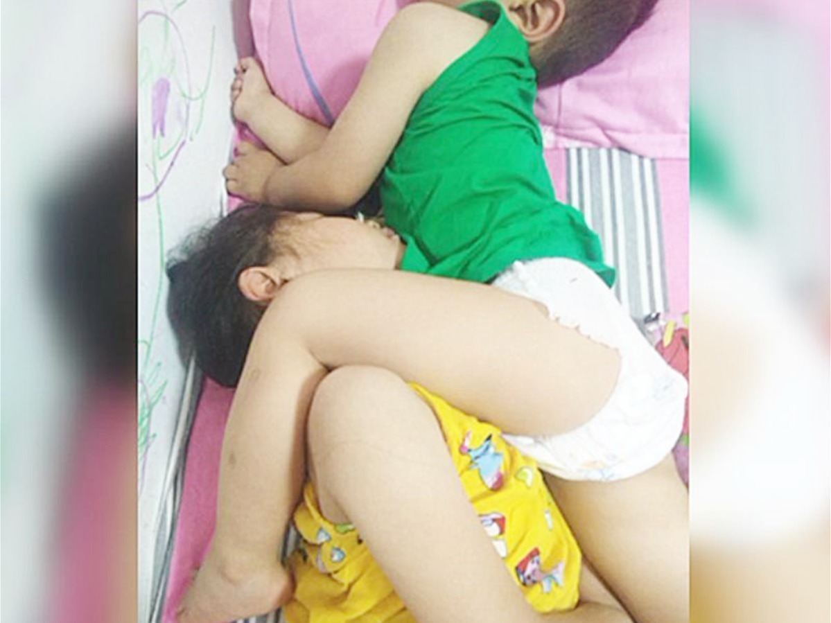 睡姿|姐弟情深,从这些“奇葩”睡姿就能看出来,一言不合就“腿锁喉”