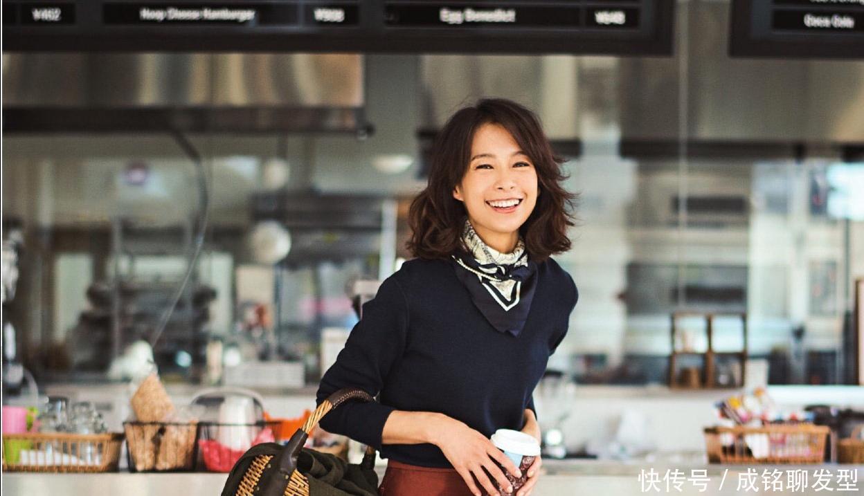 四十岁女性减龄搭配妙招,学会这四种围巾的系法,时髦高级又养眼