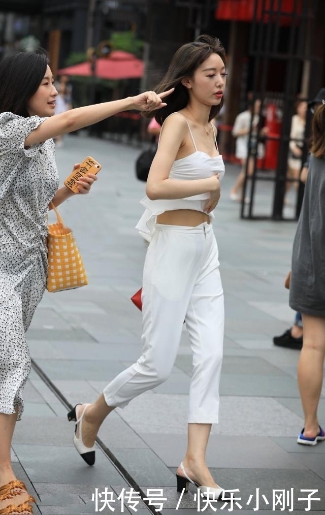 时尚穿搭，修长的双腿用一款杏色高跟来增腿长，真抢眼