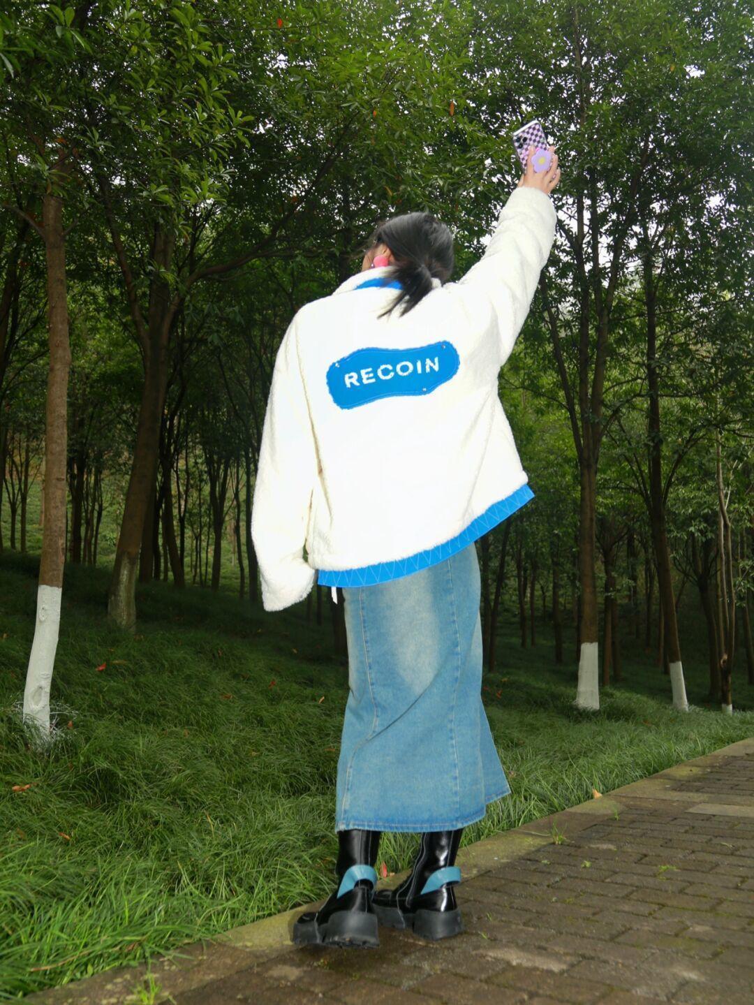 短款 今年火了一种单品叫“羊羔绒外套”,软糯温柔又百搭,咋穿都洋气