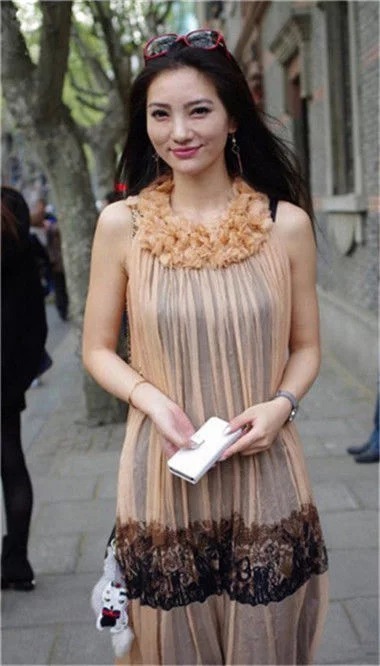 街拍:美女长相美丽大方,打扮尊贵典雅,一看就是大家闺秀