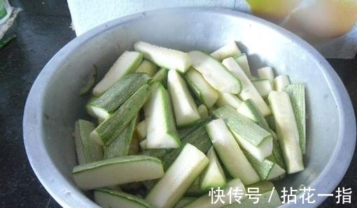“炒西葫芦”千万别做这一步,学会了这招,爽脆可口不出汤汁