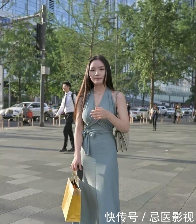 连衣裙的穿搭时尚大方，让你尽显身材，效果满满