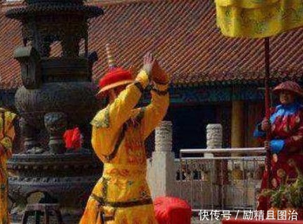 康熙|康熙在孔子墓前不愿行礼,大臣遮住1字,康熙下跪行礼!