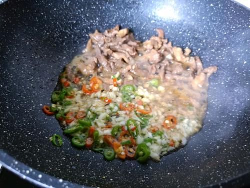 肉丝|蒸茄子，切记别直接上锅蒸，多加1步，茄子鲜嫩入味不变色，真香