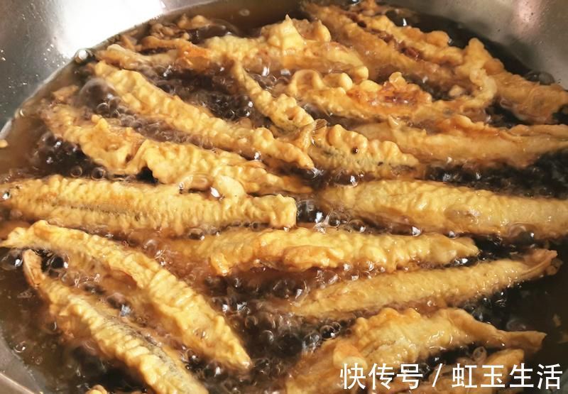油炸小鱼想要酥脆掉渣，从头嚼到尾不剔刺，只需多加这一步，试试