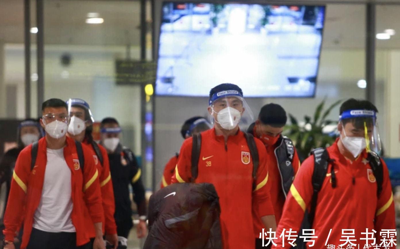 越南|越南搞盘外招?训练场不能洗澡,更衣室上锁,国足将士露天换衣服