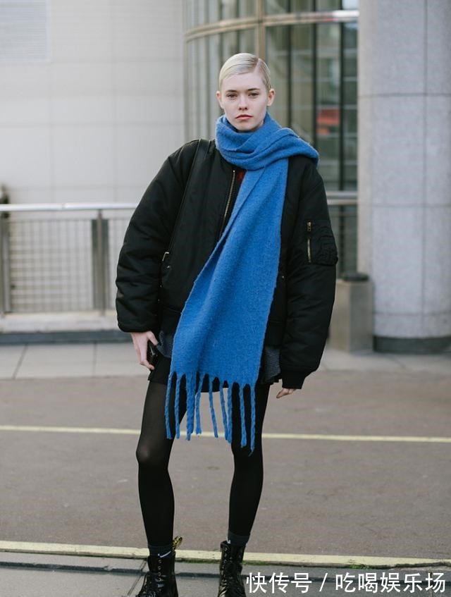 时髦 入冬了,该为自己选择一款棉服了,黑色的棉服百搭又时髦、还保暖!