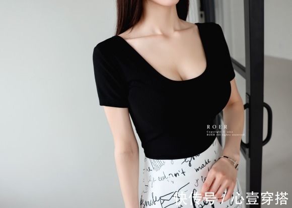 时尚|女神孙允珠高清时尚搭配:波斯风情光影幻梦字母职业裙