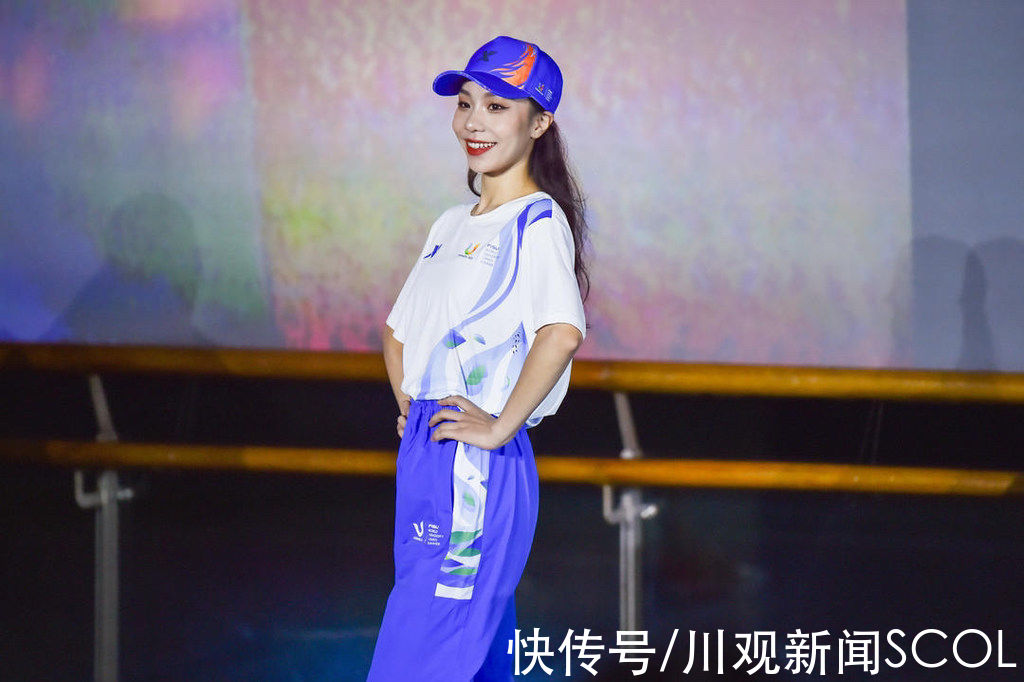 川观|展示青春风采 成都大运会火炬手服装亮相