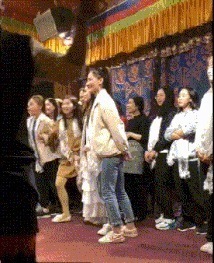 |搞笑GIF图:妹子,去扫大街还这么开心,真是够乐观的