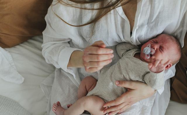 宝宝是“小夜猫子”,白天睡觉晚上不困怎么办?家长试试这3招