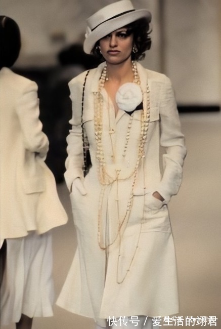 连体裤 香奈儿设计师眼光真厉害93年设计的衣服,至今仍流行,不服不行