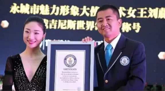 柔术|中国第一柔术美女,轻松将身体摆成“M”姿势,甚至惊艳全世界