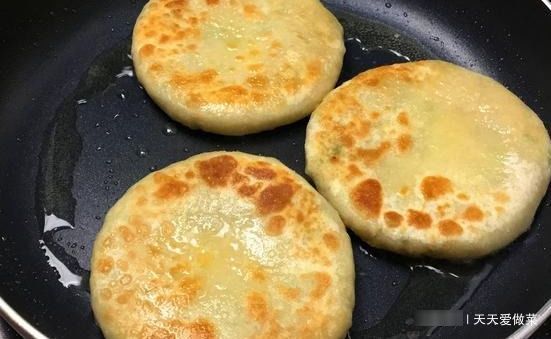 大白菜|一棵白菜,两碗面,烙出皮薄大馅,香喷喷的白菜饼,真香