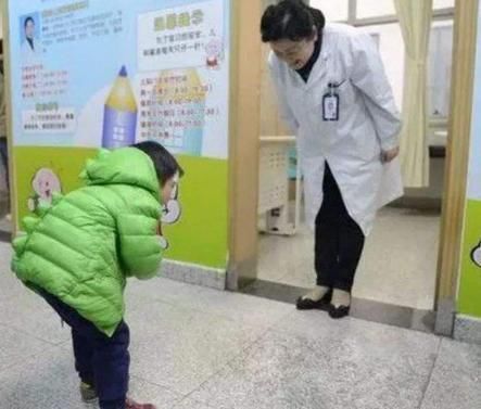 宝妈|六旬老太逼残疾女孩让座,十岁男孩一句话火了,网友教养真重要