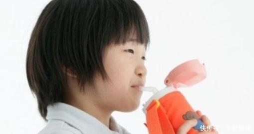 保温杯里不能装4种“水”,有害物质都会被释放,家长别再坑娃