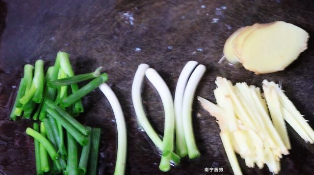 清蒸鲈鱼,冷水下锅还是开水下锅厨师做对了,鱼肉鲜嫩无腥味