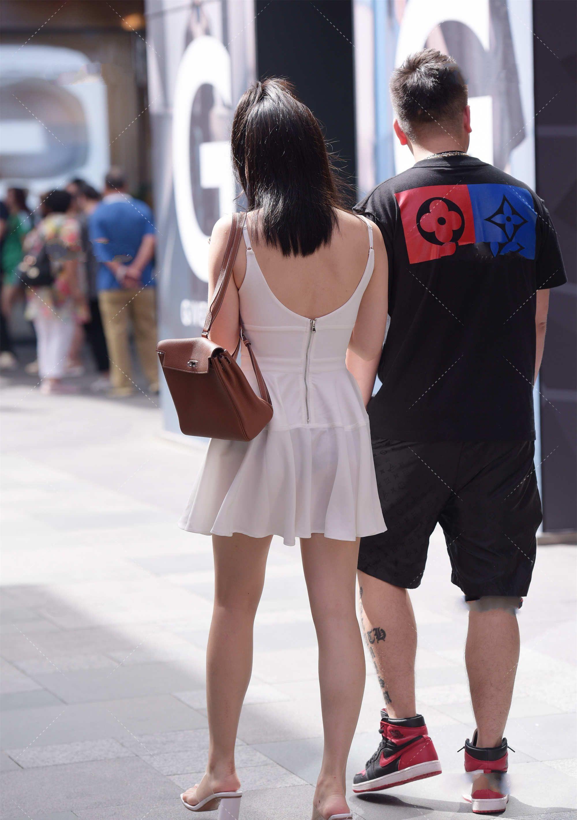 时尚感|简单大方的白色吊带裙,轻松彰显时尚感,尽显满满的公主范