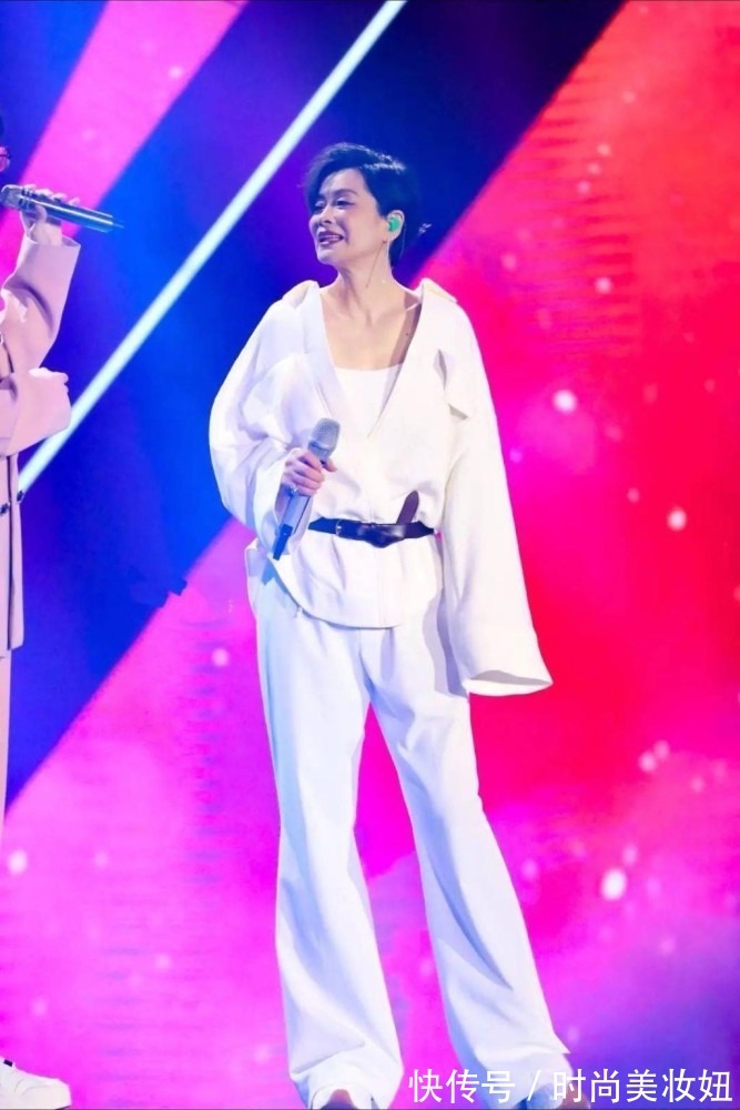 时髦|年近60岁毛阿敏真时髦,一身黑色配2万包好年轻,58岁太会穿