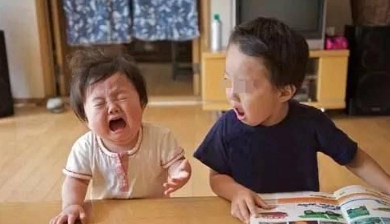 二宝|儿子想要一个妹妹,结果妈妈一次生了仨,三胞胎等哥哥放学萌化了