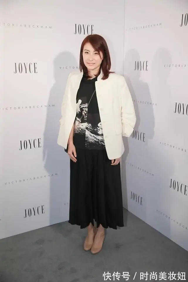 搭配|郭晶晶越简单越高级,穿黑色连衣裙配白西装,豪门阔太里罕见