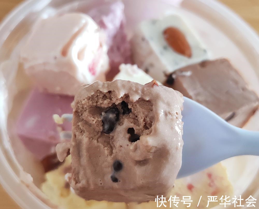 一个个口味丰富的小方块不是冰淇淋，而是清凉爽口的厚切酸奶