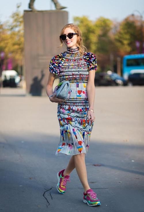 仙女裙+运动鞋=今年最潮穿法，不挑年纪不挑身材，谁穿谁好看