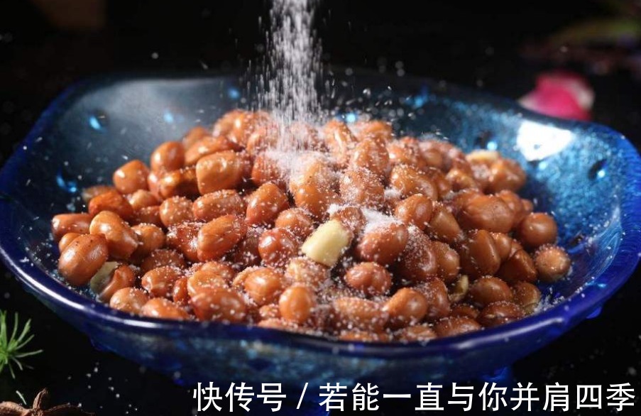 炸花生米时，直接油炸就错了！多做1步，浓香酥脆，放1周也不返潮