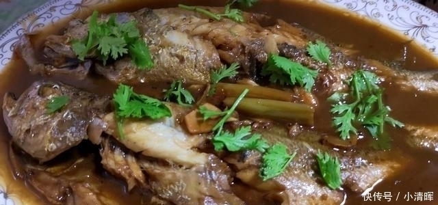 做法|炖鱼时,去腥有人加酒有人加醋,都不对教你最好吃做法,太香了