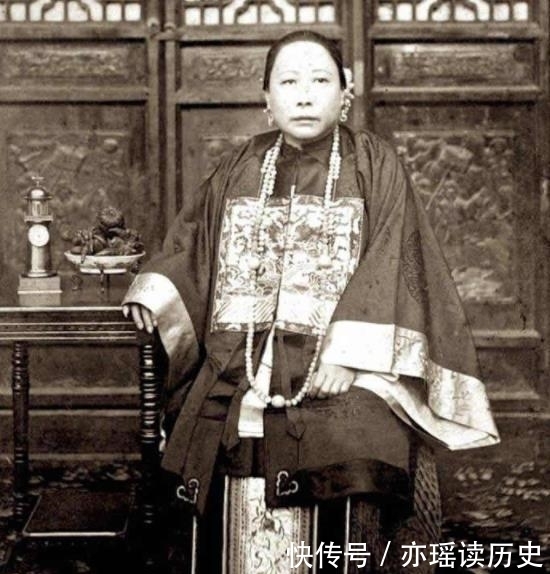 霸气|晚清老照片：婉容抱着小狗很开心，李鸿章老婆气度非凡很霸气！