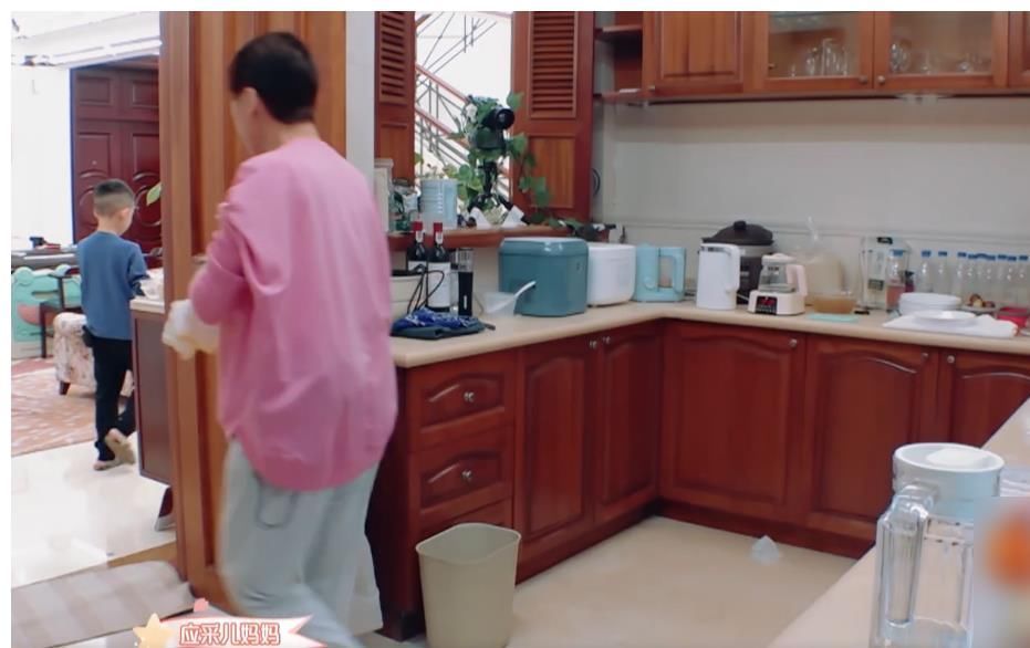 小孩子|7歲Jasper積極干家務(wù)活，誰留意外婆的做法？被應(yīng)采兒阻止了