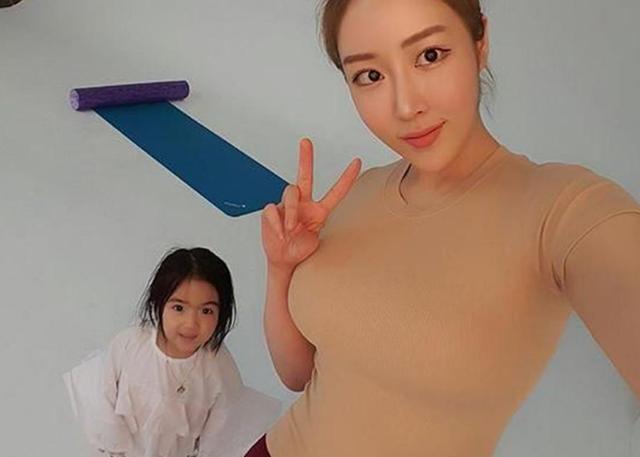 马甲线|90后辣妈本想晒娃,自己反成亮点,马甲线清晰惹人羡慕