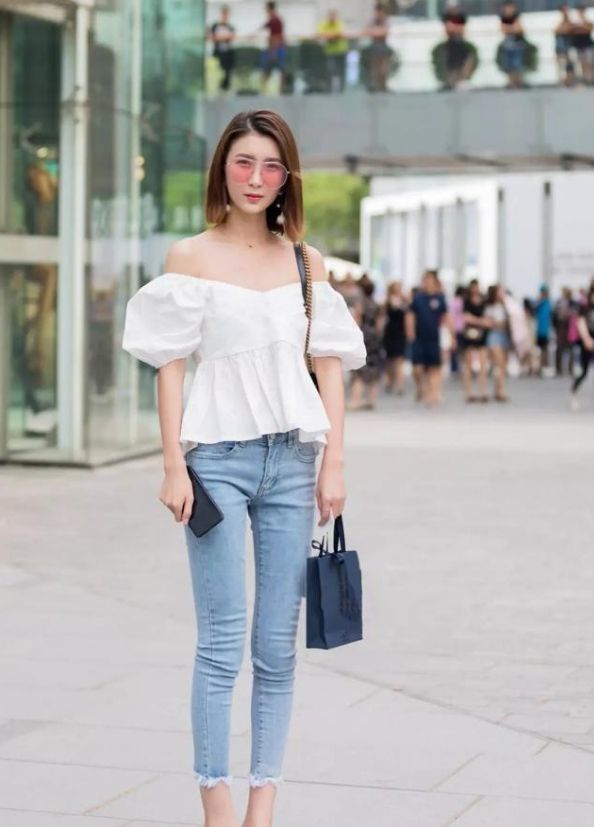 街拍:温婉可人的小美女,身穿双层连衣裙,清新靓丽好身材