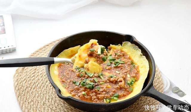 三个鸡蛋做盘菜，鲜香微辣味道不错，我家吃一回就喜欢上了，下饭