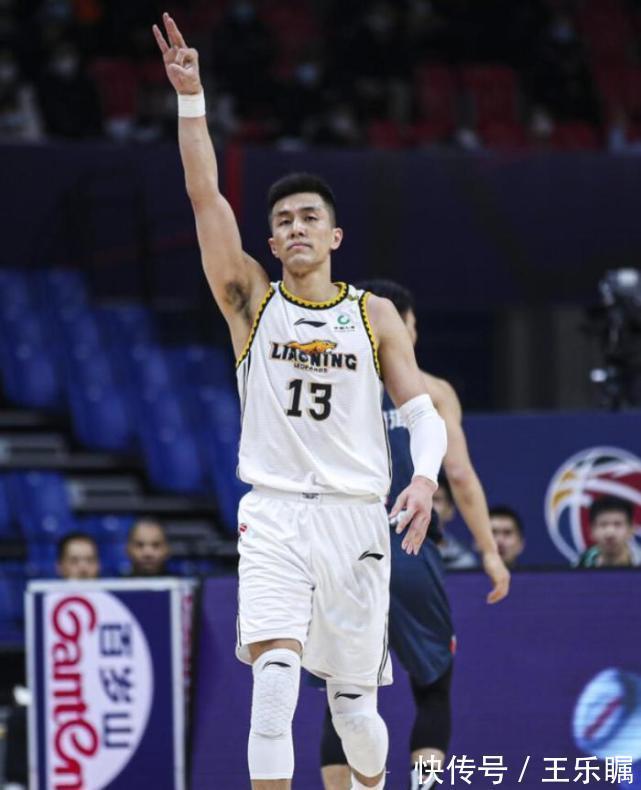 |大胜很开心!郭艾伦冲观众摇手指+搞笑采访:太帅了让我很困扰!