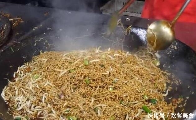 80后中年阿姨自创泡面,一天卖出四大锅,食客吃得直流鼻涕