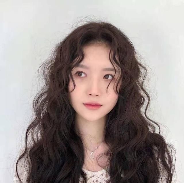 减龄 怎么样烫头蓬松还不显老?搞懂这三个减龄发型,小卷洋气大卷时尚