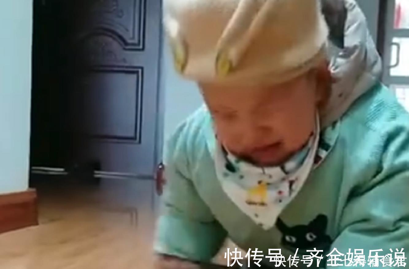 小更|弟弟打扰哥哥写作业,谁曾想却被硬生生拖出房门,网友:亲哥实锤