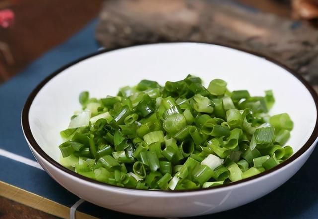 鸡蛋饼|冷天我家常吃的早餐饼,全程手不沾面,饼柔软葱香味浓郁,孩子爱