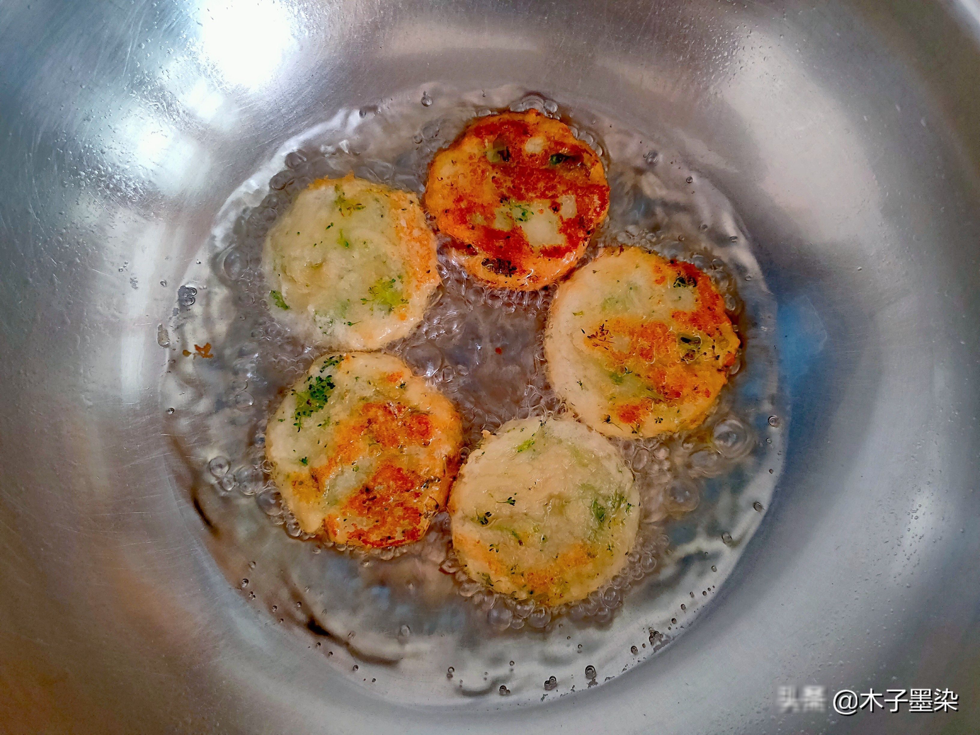 人失去|加了蔬菜和坚果的炸糕,酥软香甜,家人不吃月饼也吃它