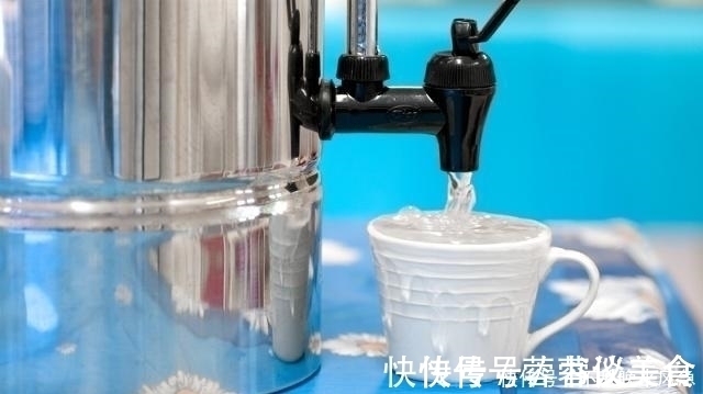 身体|一半开水兑一半冷水,喝了后对身体有影响吗?看完你就清楚了!