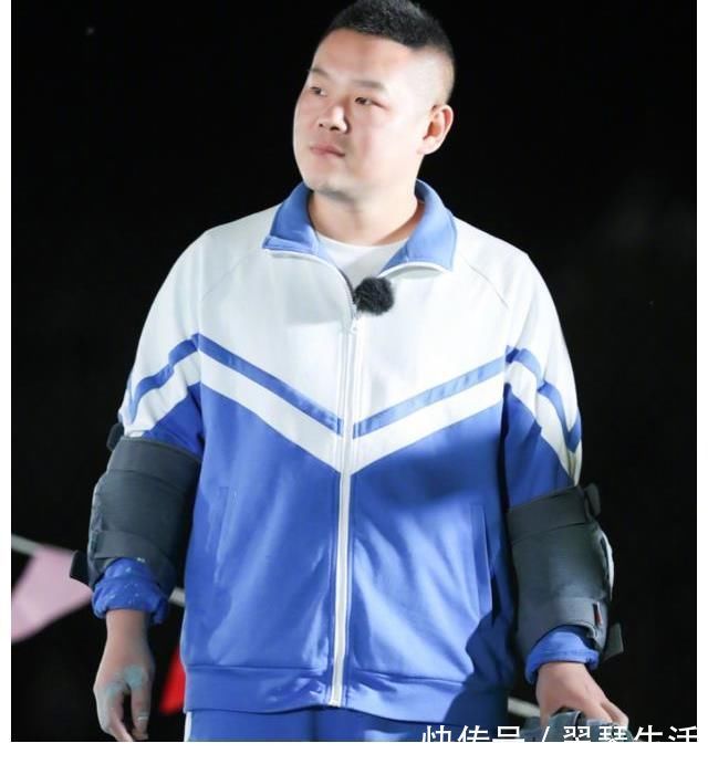 第九期《极挑》海报，嘉宾穿校服，唯独黄明昊和飞行嘉宾不一样