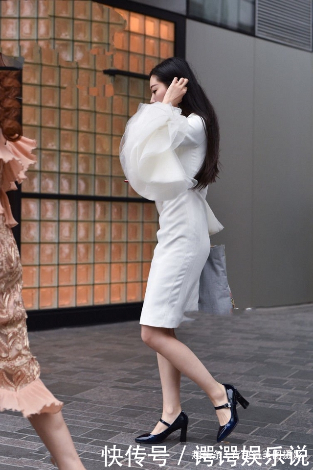 路人街拍，小姐姐休闲牛仔裤搭配黑色一字肩，街头风十足